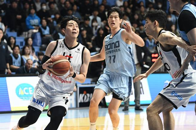 정창영(왼쪽)이 16일 오후 7시 고양소노아레나에서 열린 2025~2026 LG전자 프로농구 정규리그 경기 중 돌파하고 있다. /사진=KBL 제공