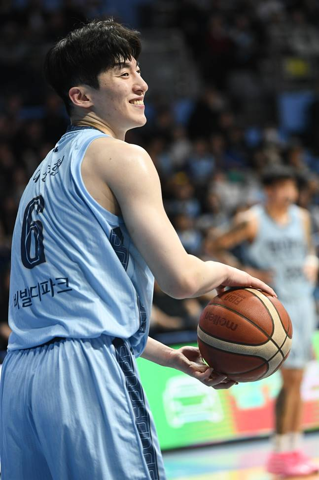 이정현이 16일 오후 7시 고양소노아레나에서 열린 2025~2026 LG전자 프로농구 정규리그 경기 중 공을 잡고 있다. /사진=KBL 제공