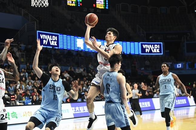 하윤기(가운데)가 16일 오후 7시 고양소노아레나에서 열린 2025~2026 LG전자 프로농구 정규리그 경기 중 오른손 슛을 시도하고 있다. /사진=KBL 제공