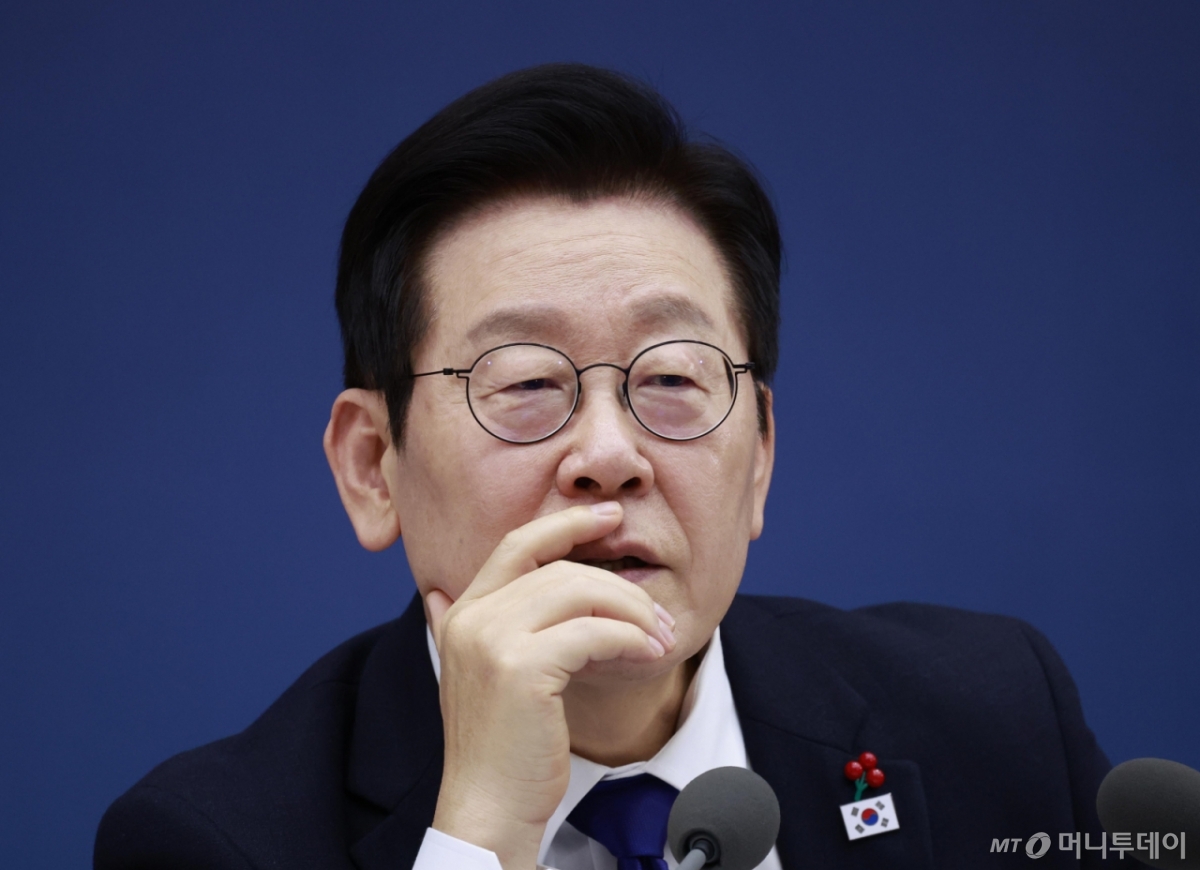 [세종=뉴시스] 최동준 기자 = 이재명 대통령이 16일 세종시 정부세종컨벤션센터에서 열린 보건복지부(질병관리청)·식품의약품안전처 업무보고에서 정은경 보건복지부 장관의 발언을 듣고 있다. 2025.12.16. photocdj@newsis.com /사진=최동준