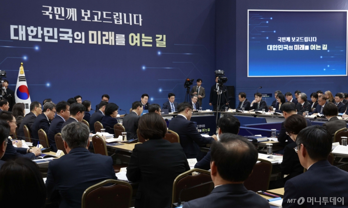 [세종=뉴시스] 최동준 기자 = 이재명 대통령이 16일 세종시 정부세종컨벤션센터에서 열린 보건복지부(질병관리청)·식품의약품안전처 업무보고에서 발언하고 있다. 2025.12.16. photocdj@newsis.com /사진=최동준