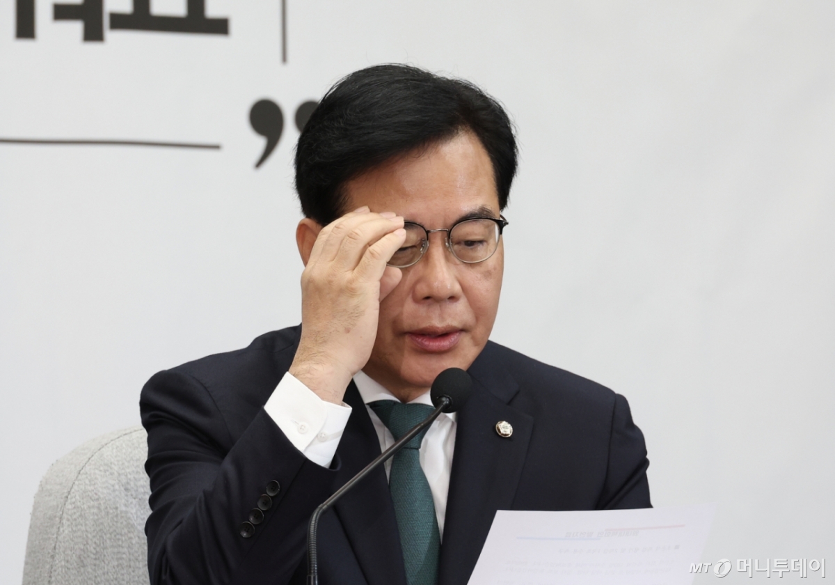 [서울=뉴시스] 김금보 기자 = 송언석 국민의힘 원내대표가 16일 오전 서울 여의도 국회에서 열린 원내대책회의에서 발언을 하고 있다. 2025.12.16. kgb@newsis.com /사진=김금보