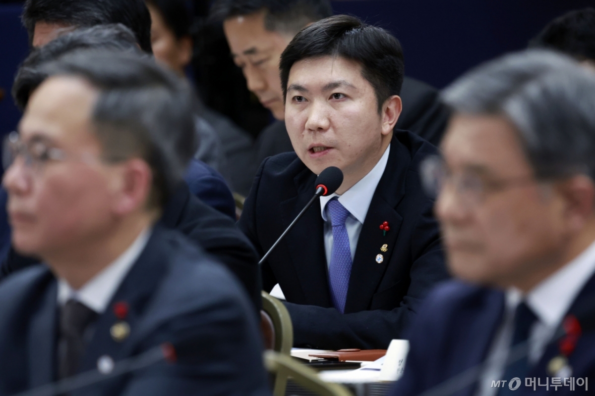 [세종=뉴시스] 최동준 기자 = 유승민 대한체육회장이 16일 세종시 정부세종컨벤션센터에서 열린 문화체육관광부(국가유산청)·국민권익위원회 업무보고에서 이재명 대통령 질문에 답변하고 있다. 2025.12.16. photocdj@newsis.com /사진=최동준