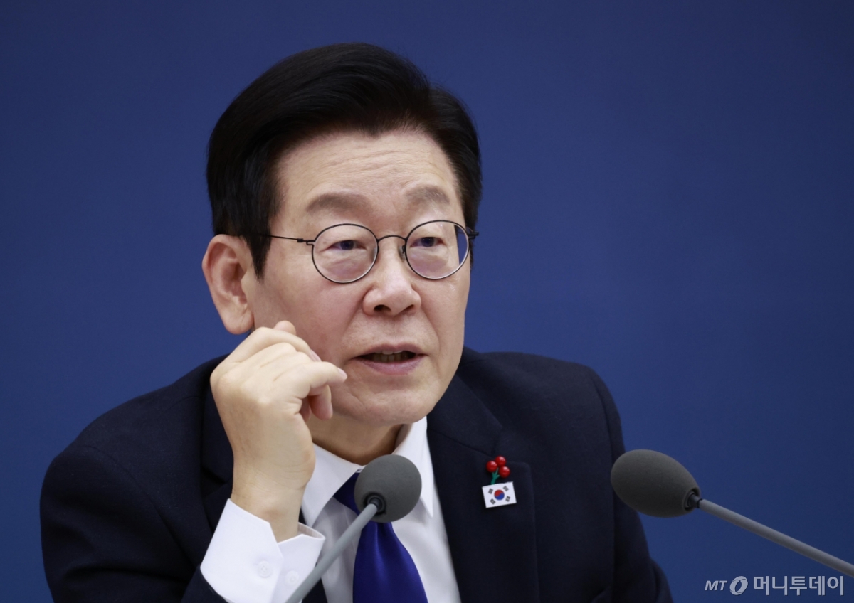 [세종=뉴시스] 최동준 기자 = 이재명 대통령이 16일 세종시 정부세종컨벤션센터에서 열린 보건복지부(질병관리청)·식품의약품안전처 업무보고에서 정은경 보건복지부 장관의 발언을 듣고 있다. 2025.12.16. photocdj@newsis.com /사진=최동준