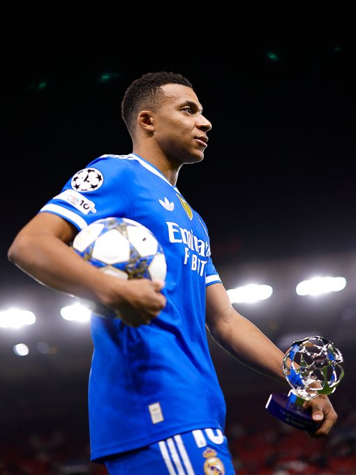 음바페가 그리스 피레아스 카라이스카키스 스타디움에서 열린 2025~2026시즌 챔피언스리그 리그 페이즈 5라운드에서 해트트릭을 기록한 뒤 매치볼을 챙기고 있다. /사진=레알 마드리드 공식 사회관계망서비스(SNS)