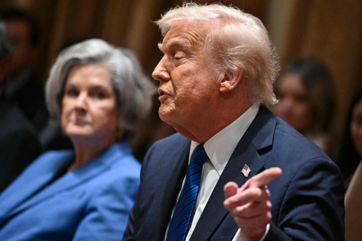 (워싱턴 AFP=뉴스1) 우동명 기자 = 도널드 트럼프 미국 대통령이 25일(현지시간) 워싱턴 백악관에서 열린 미국 대사들과 회의에 수지 와일스 비서실장과 참석을 하고 있다. 2025.03.26  /AFPBBNews=뉴스1