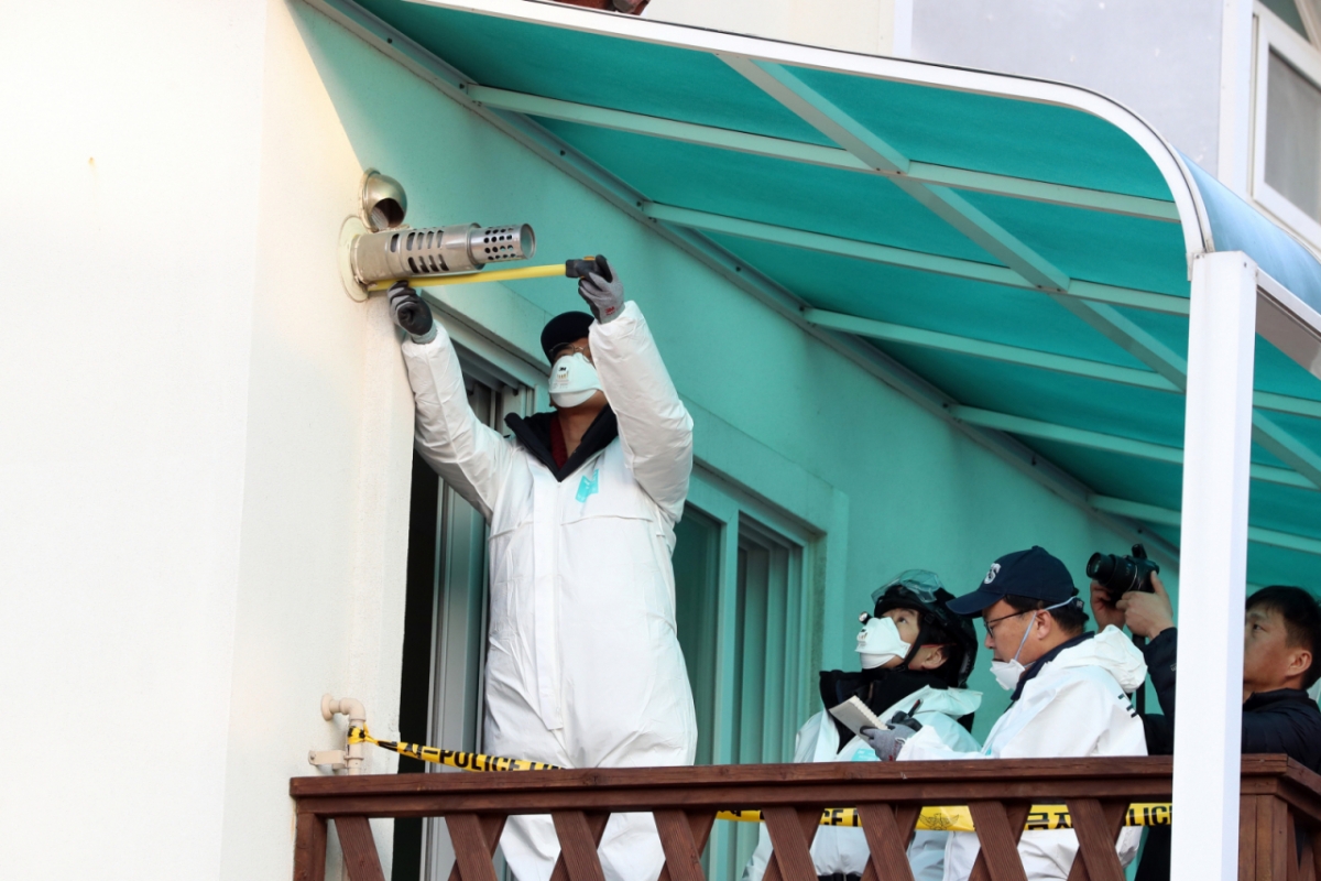  2018년 수능을 마치고 여행을 떠났던 고3 학생들 일산화탄소 중독 사고가 발생한 강원 강릉 펜션에서 경찰이 현장 감식을 진행 중인 모습. 이 사고로 3명이 숨지고 7명이 의식을 잃은 채 병원으로 옮겨져 입원 치료를 받았다./사진=머니투데이DB 