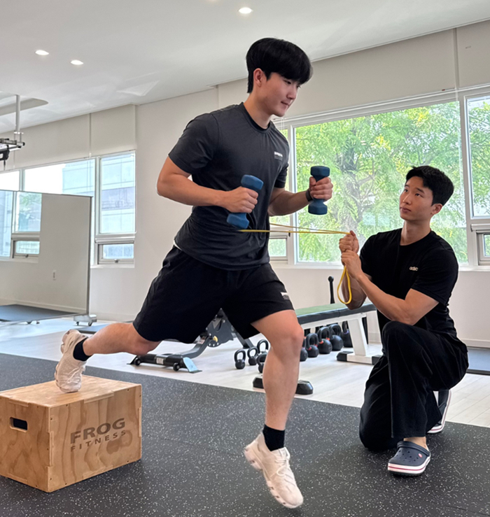 대웅제약 임직원들이 힐리언스 코어운동센터에서 일대일 맞춤운동을 통해 건강 관리에 참여하고 있다./사진=대웅제약 