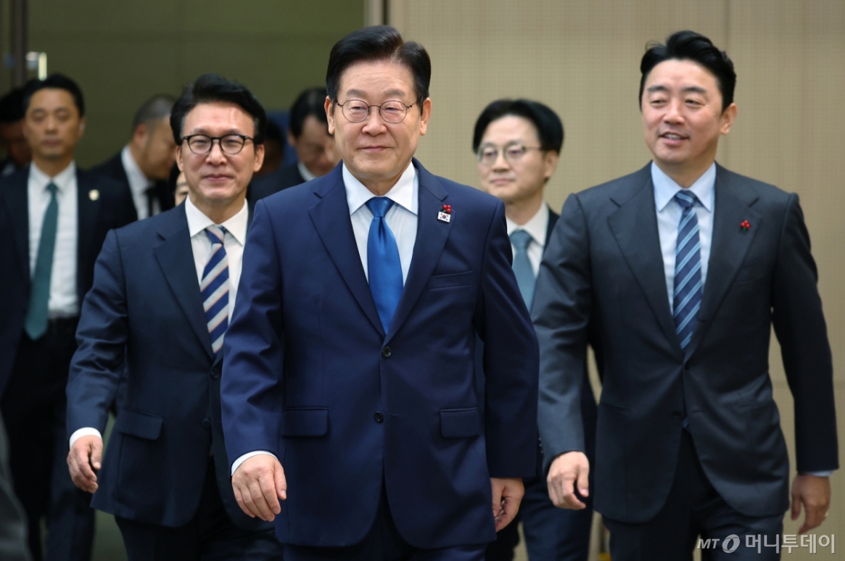 [세종=뉴시스] 최동준 기자 = 이재명 대통령이 17일 세종시 정부세종컨벤션센터에서 열린 산업통상자원부·지식재산처·중소벤처기업부 업무보고에 입장하고 있다. (대통령실통신사진기자단) 2025.12.17. photocdj@newsis.com /사진=