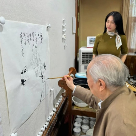 중국을 대표하는 유명 화가 판쩡(87)이 50세 연하 아내와의 사이에서 아들을 얻었다고 밝혔다. /사진=뉴스1(웨이보 갈무리) 