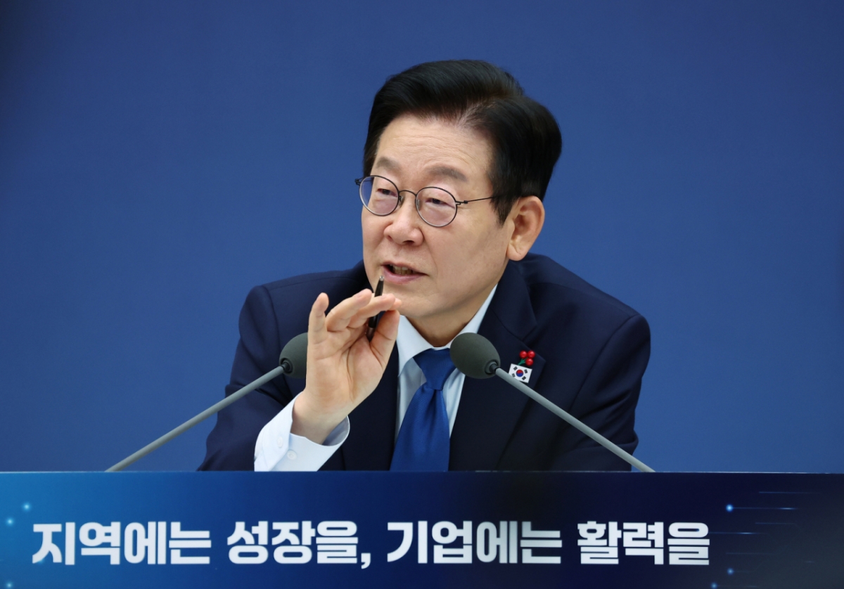 [세종=뉴시스] 최동준 기자 = 이재명 대통령이 17일 세종시 정부세종컨벤션센터에서 열린 산업통상자원부·지식재산처·중소벤처기업부 업무보고에서 발언하고 있다. (대통령실통신사진기자단) 2025.12.17. photocdj@newsis.com /사진=