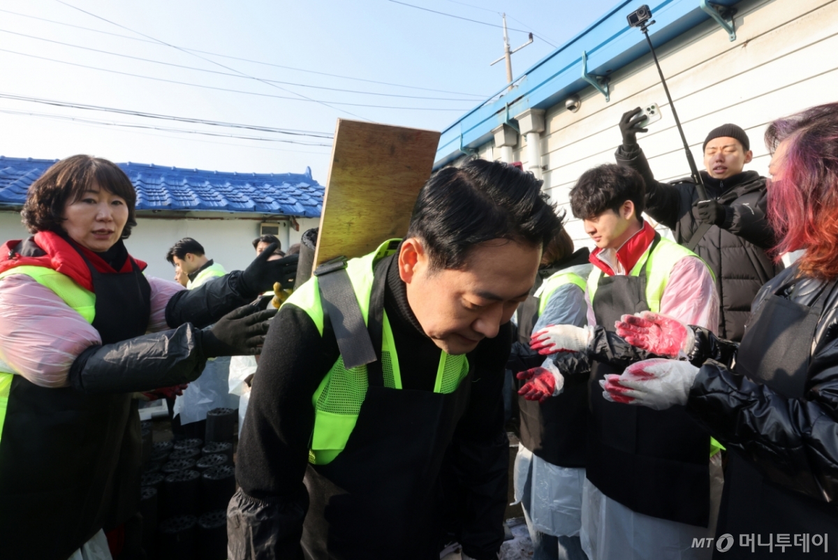 (고양=뉴스1) 김민지 기자 = 장동혁 국민의힘 대표가 17일 오전 경기 고양시 화전마을에서 따뜻한 겨울나기 연탄 배달 봉사를 하고 있다. (공동취재) 2025.12.17/뉴스1  Copyright © 뉴스1. All rights reserved. 무단 전재 및 재배포,  AI학습 이용 금지. /사진=(고양=뉴스1) 김민지 기자