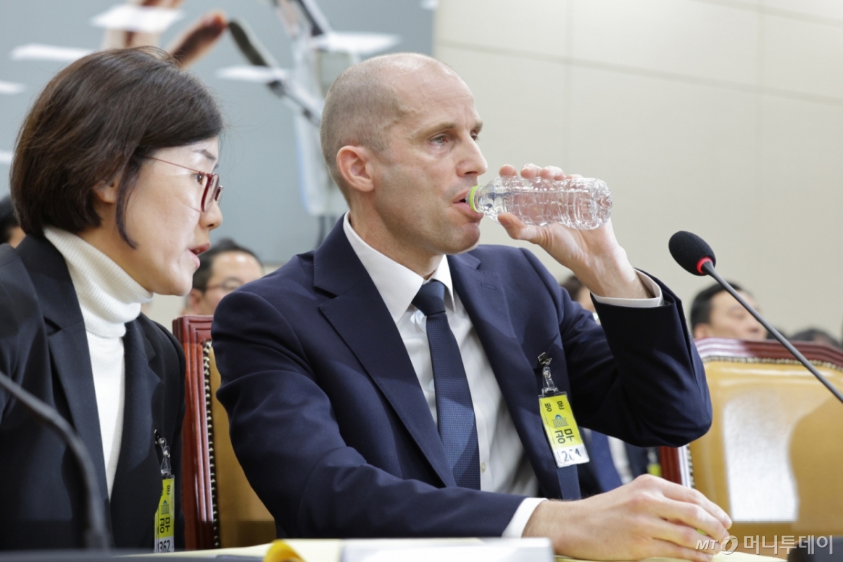 (서울=뉴스1) 신웅수 기자 = 해롤드 로저스 쿠팡 임시 대표가 17일 서울 여의도 국회 과학기술정보방송통신위원회에서 열린 쿠팡 침해사고 관련 청문회에서 목을 축이고 있다. 2025.12.17/뉴스1 Copyright © 뉴스1. All rights reserved. 무단 전재 및 재배포, AI학습 이용 금지. /사진=(서울=뉴스1) 신웅수 기자