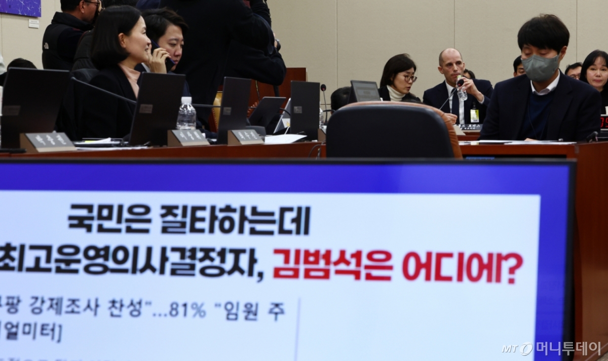 [서울=뉴시스] 김명년 기자 = 해롤드 로저스 쿠팡 임시 대표가 17일 오전 서울 여의도 국회 과학기술정보방송통신위원회 전체회의에서 열린 쿠팡 침해사고 관련 청문회에서 물을 마시고 있다. 2025.12.17. kmn@newsis.com /사진=김명년