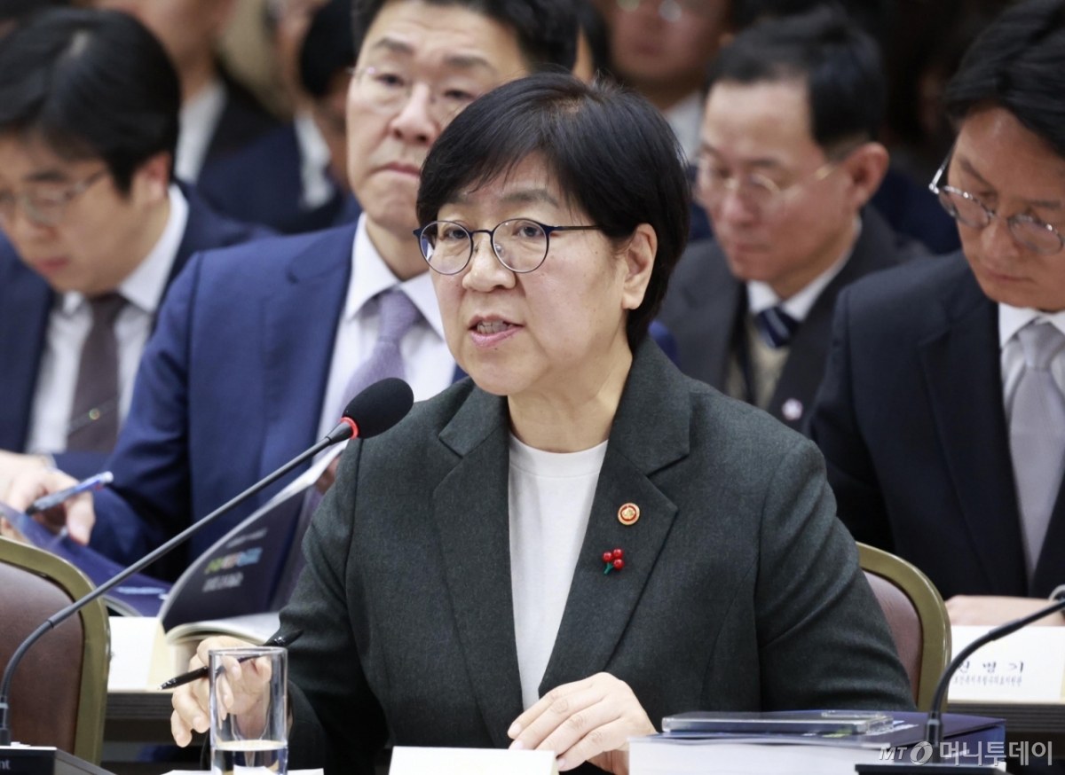 [세종=뉴시스] 최동준 기자 = 정은경 보건복지부 장관이 16일 세종시 정부세종컨벤션센터에서 열린 보건복지부(질병관리청)·식품의약품안전처 업무보고에서 발언하고 있다. 2025.12.16. photocdj@newsis.com /사진=최동준