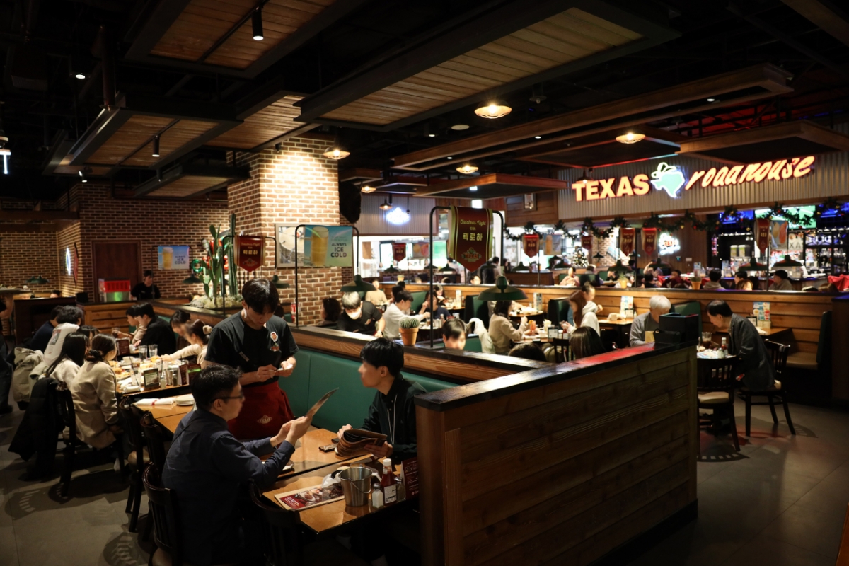 16일 오후, 경기도 성남시 현대백화점 판교점 지하1층 텍사스로드하우스 매장 안에서 고객들이 식사하고 있는 모습/사진=현대그린푸드