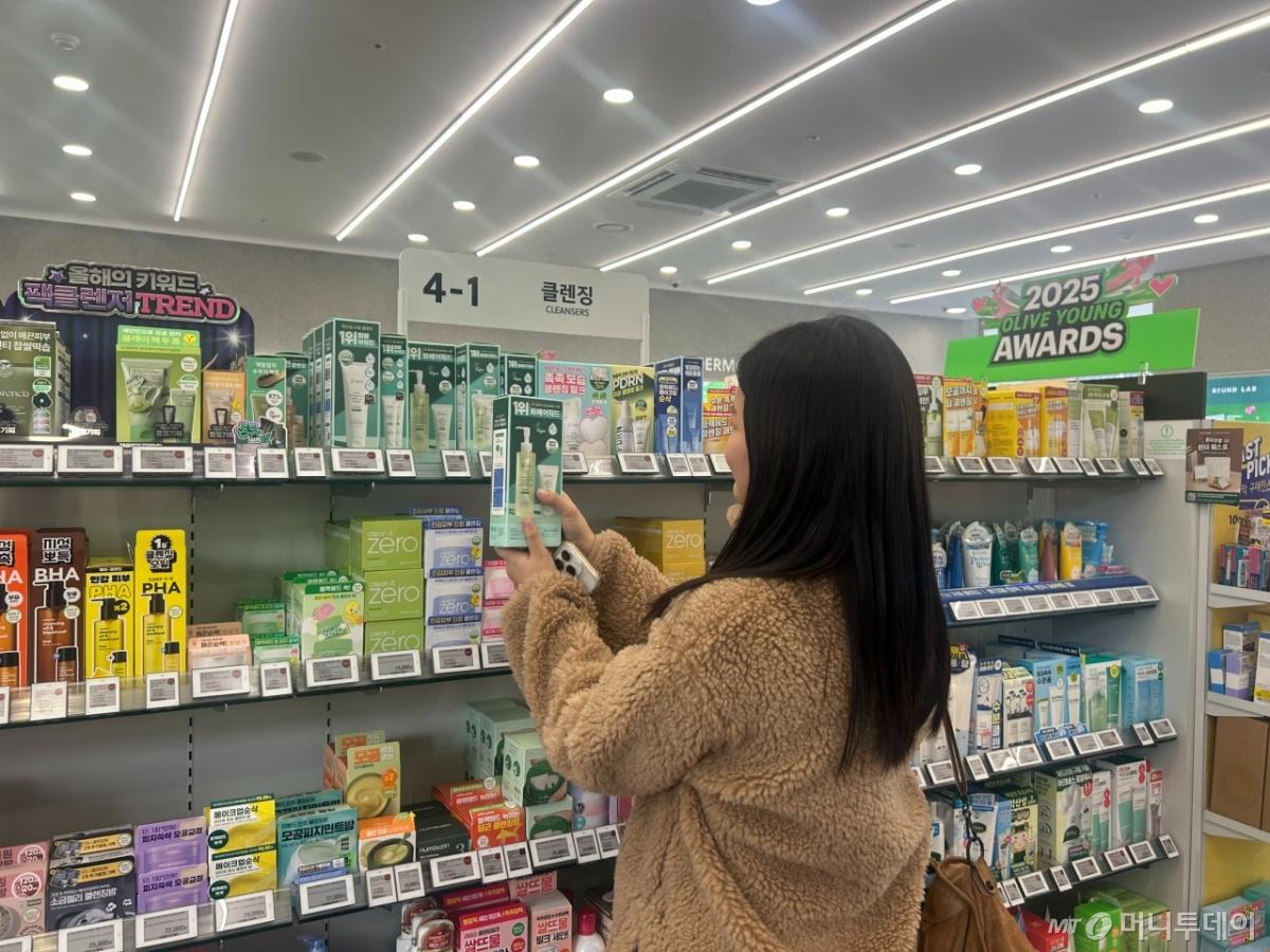 17일 오전 캄보디아에서 온 테비씨(18)가 올리브영에서 클렌징 제품을 고른 모습. 그는 압구정역 인근 성형외과에서 코 수술 상담을 받은 뒤 근처 올리브영을 찾았다. /사진=김지현 기자.