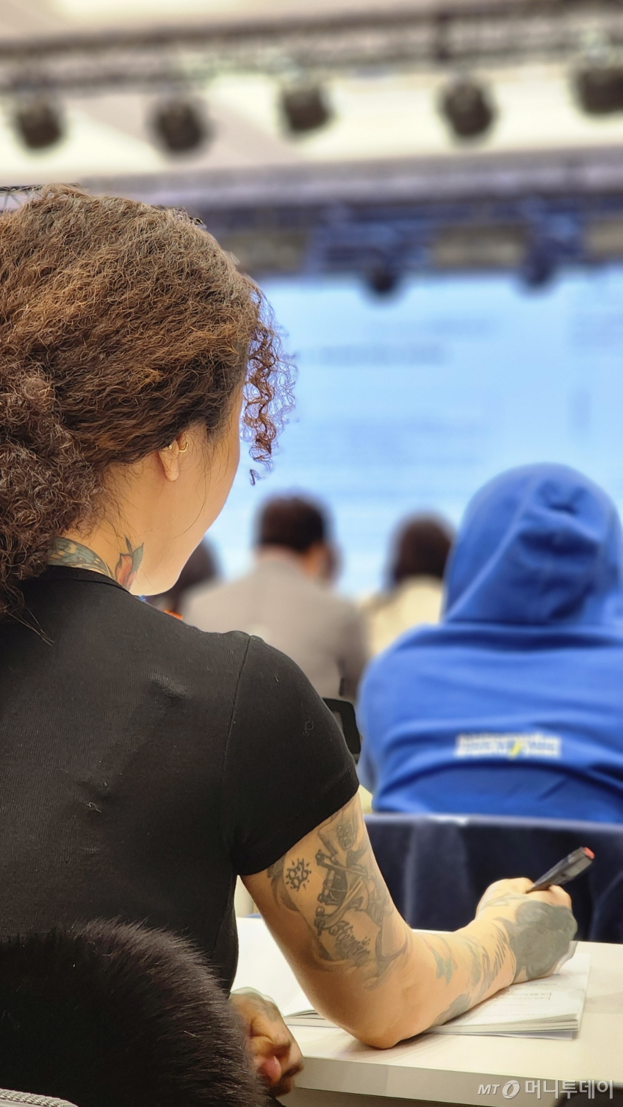 이날 의협회관 대강당에서 한 문신사가 위생교육 내용을 필기하고 있다. /사진=정심교 기자