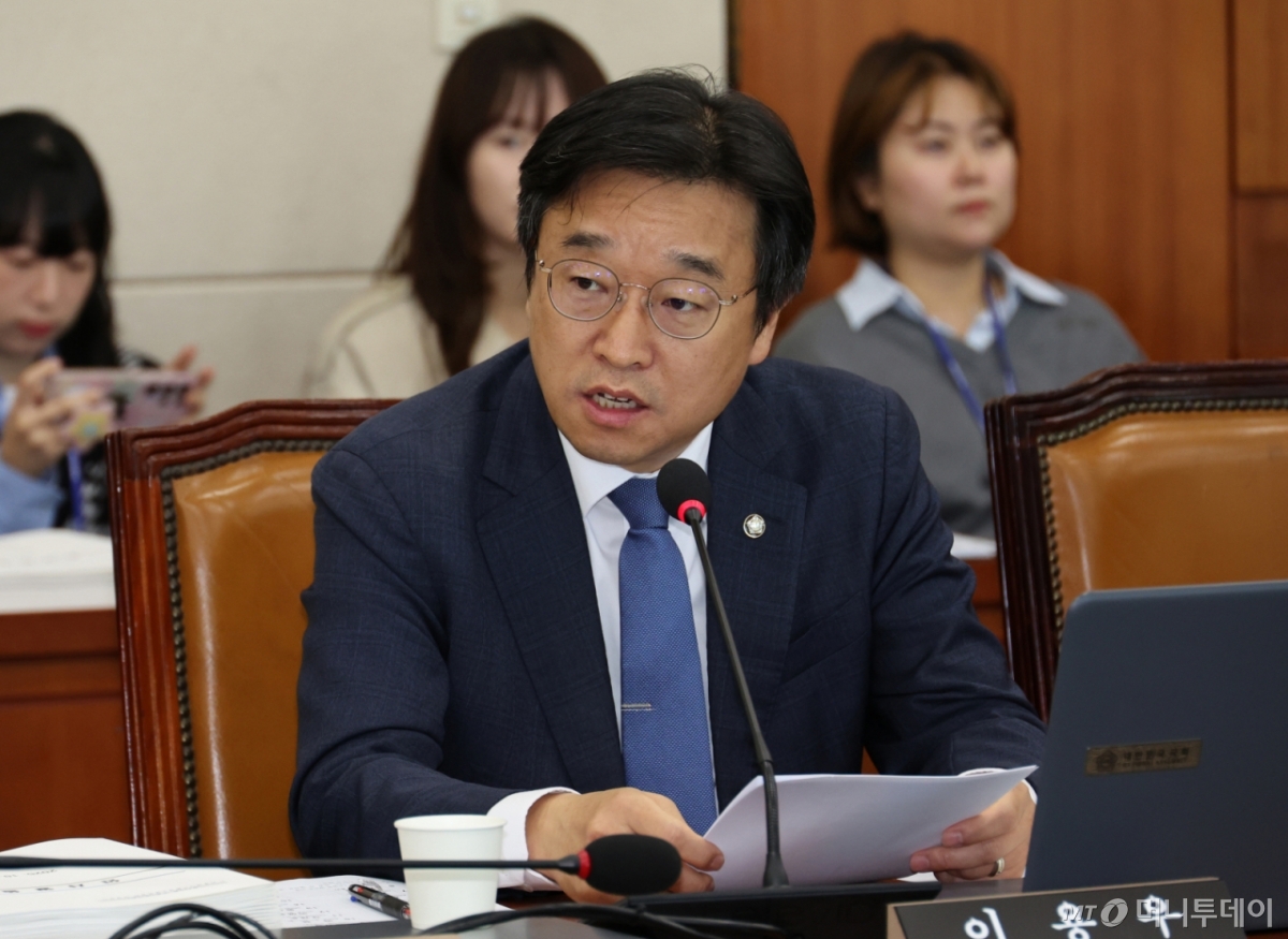 [서울=뉴시스] 김금보 기자 = 이용우 더불어민주당 의원이 17일 서울 여의도 국회에서 열린 기후에너지환경노동위원회 국정감사에서 이미선 기상청장에게 질의를 하고 있다. 2025.10.17. kgb@newsis.com /사진=김금보