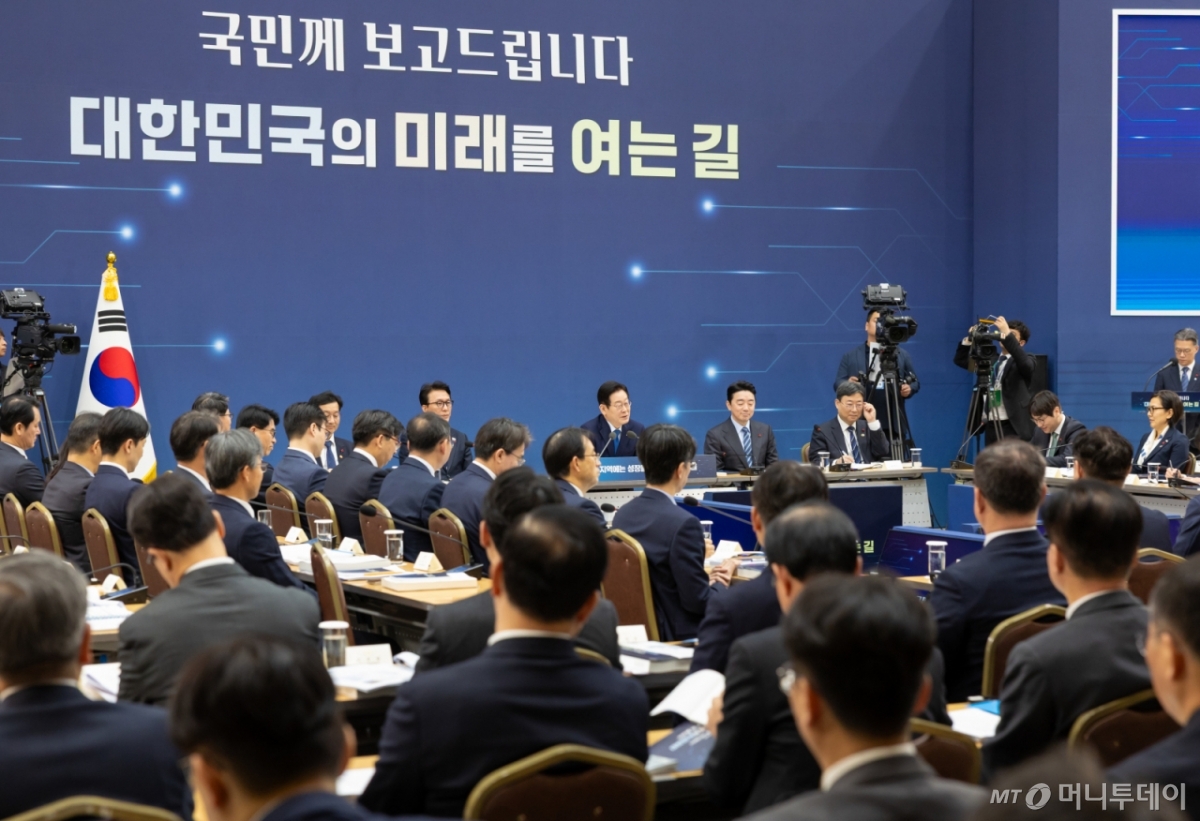 (서울=뉴스1) 허경 기자 = 이재명 대통령이 17일 세종시 정부세종컨벤션센터에서 열린 산업통상자원부·지식재산처·중소벤처기업부 업무보고에서 발언하고 있다. (대통령실 제공. 재판매 및 DB 금지) 2025.12.17/뉴스1  Copyright © 뉴스1. All rights reserved. 무단 전재 및 재배포,  AI학습 이용 금지. /사진=(서울=뉴스1) 허경 기자