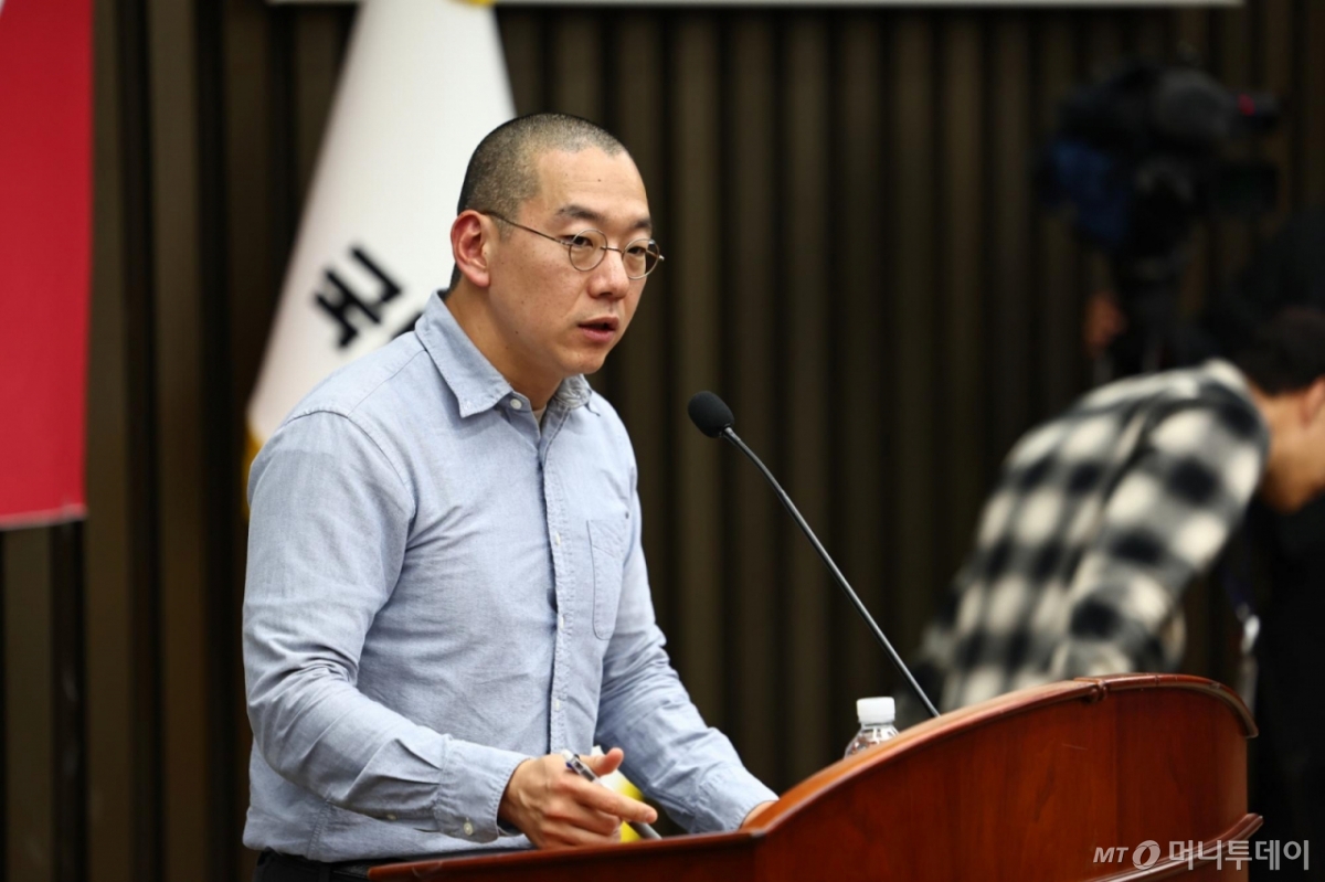 [서울=뉴시스] 김명년 기자 = 노정태 작가가 17일 오후 서울 여의도 국회에서 열린 국민의힘 정책의원총회에서 강연하고 있다. 2025.12.17. kmn@newsis.com /사진=김명년