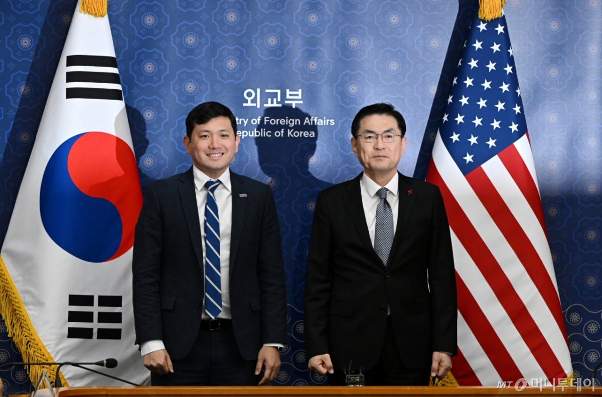 (서울=뉴스1) 임세영 기자 = 정연두 외교전략정보본부장(오른쪽)과 케빈 김 미 대사대리가 16일 오전 서울 종로구 외교부 청사에서 열린 한미 정상회담 'Joint Fact Sheet' 후속 협의에 앞서 기념촬영을 하고 있다. (공동취재) 2025.12.16/뉴스1 Copyright © 뉴스1. All rights reserved. 무단 전재 및 재배포, AI학습 이용 금지.