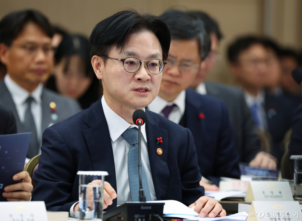 [세종=뉴시스] 최동준 기자 = 김정관 산업통상부 장관이 17일 세종시 정부세종컨벤션센터에서 이재명 대통령에게 산업통상부 업무보고를 하고 있다. (대통령실통신사진기자단) 2025.12.17. photocdj@newsis.com /사진=