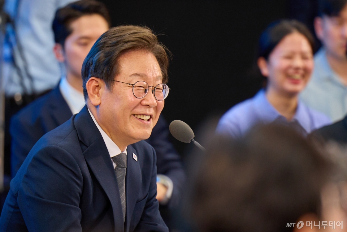 (서울=뉴스1) 허경 기자 = 이재명 대통령이 25일 광주 국립 아시아문화전당에서 광주시민·전남도민 타운홀미팅을 하고 있다. (대통령실 제공. 재판매 및 DB 금지) 2025.6.25/뉴스1  Copyright © 뉴스1. All rights reserved. 무단 전재 및 재배포,  AI학습 이용 금지. /사진=(서울=뉴스1) 허경 기자