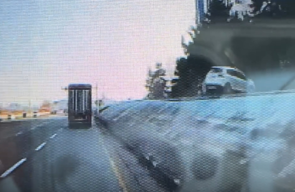 차선을 변경하다 소형차를 들이받고도 아무런 조치 없이 떠난 대형 화물차 운전자가 입건됐다./사진=SNS