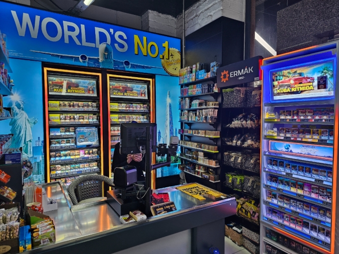 우즈베키스탄 타슈켄트 중심가인 세브첸코 거리에 있는 '에디슨'몰 편의점 내부. 계산대 뒤편에 태극마크와 더불어 KT&G의 담배들이 진열돼 있다./사진=정진우 기자  