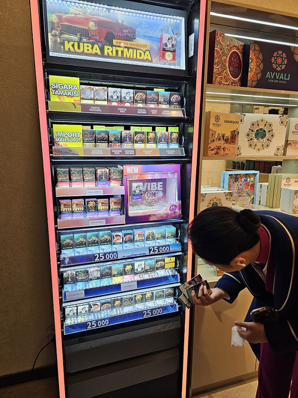 우즈베키스탄 타슈켄트 롯데시티호텔내 상점에서 한 고객이 KT&G 담배를 구입하고 있다./사진=정진우 기자