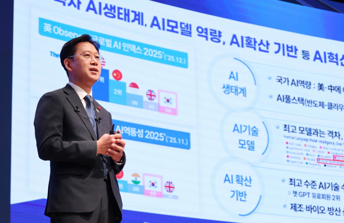 대한상공회의소(회장 최태원)는 18일 오전 서울 중구 상의회관에서 ‘배경훈 부총리 겸 과학기술정보통신부 장관 초청 CEO 조찬간담회’를 개최했다. 배경훈 부총리 겸 과학기술정보통신부 장관이 ‘대한민국 AI가 나아갈 길’이라는 주제로 강연을 하고 있다./사진 제공=대한상공회의소