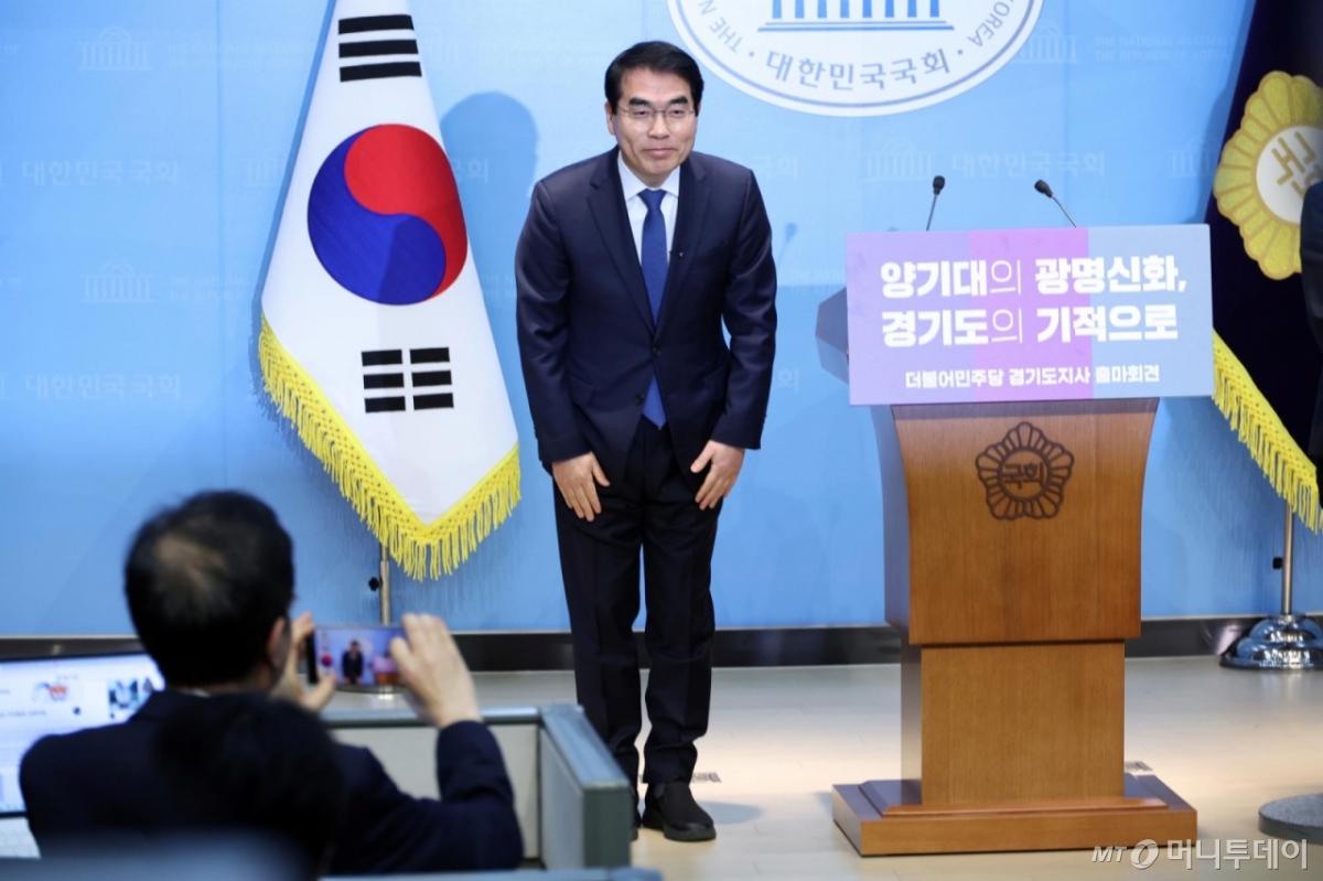 [서울=뉴시스] 김금보 기자 = 양기대 전 더불어민주당 의원이 18일 오전 서울 여의도 국회 소통관에서 경기도지사 출마선언에 앞서 인사를 하고 있다. 2025.12.18. kgb@newsis.com /사진=김금보