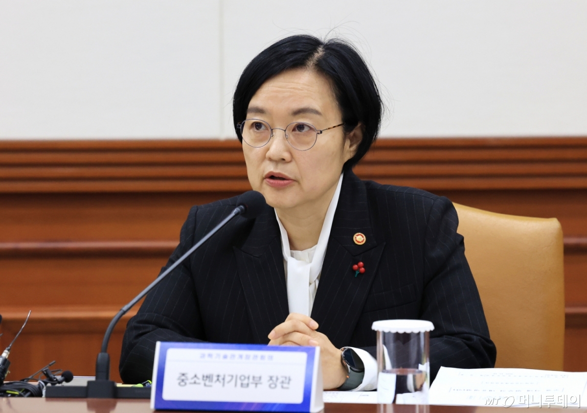 (서울=뉴스1) 임세영 기자 = 한성숙 중소벤처기업부 장관이 18일 서울 종로구 정부서울청사에서 열린 제2회 과학기술관계장관회의에서 발언을 하고 있다. 2025.12.18/뉴스1  Copyright © 뉴스1. All rights reserved. 무단 전재 및 재배포,  AI학습 이용 금지. /사진=(서울=뉴스1) 임세영 기자