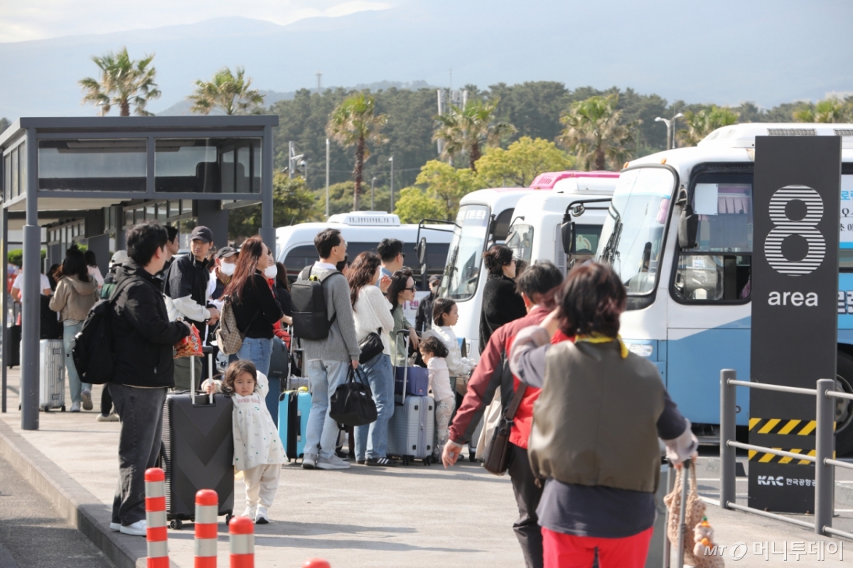 (제주=뉴스1) 강승남 기자 = 근로자의 날과 어린이날, 대체공휴일까지 이어지는 황금연휴 첫날인 1일 제주국제공항에 도착한 관광객들이 렌트카하우스에서 셔틀버스를 기다리고 있다. 2025.5.1/뉴스1  Copyright © 뉴스1. All rights reserved. 무단 전재 및 재배포,  AI학습 이용 금지. /사진=(제주=뉴스1) 강승남 기자