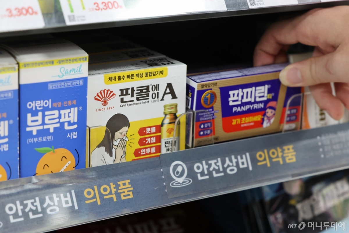 서울 시내 한 편의점 안전상비약 매대에 감기약이 진열돼 있다. /사진제공=뉴시스