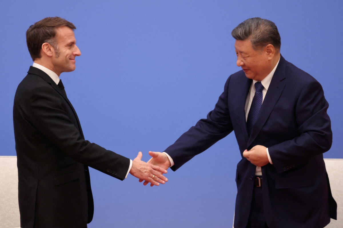 에마뉘엘 마크롱 프랑스 대통령과 시진핑 중국 국가주석이 4일 중국 베이징에서 열린 제7차 프랑스-중국 비즈니스 협의회 회의에서 악수를 하고 있다. /로이터=뉴스1