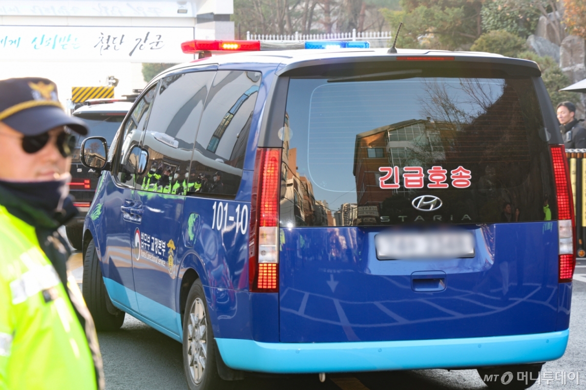 [서울=뉴시스] 황준선 기자 = 윤석열 전 대통령이 탑승한 호송 차량이 18일 오전 서울 용산구 중앙지역군사법원에서 열린 곽종근 전 특수전사령관, 여인형 전 방첩사령관, 이진우 전 수도방위사령관, 문상호 전 정보사령관의 내란 중요임무종사 혐의 등 사건 재판에 증인 출석하기 위해 법원으로 들어서고 있다. 2025.12.18. 