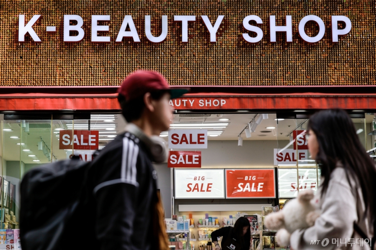서울 중구 명동을 찾은 외국인 여행객들이 화장품 매장 앞을 지나고 있다./사진=[서울=뉴시스] 정병혁 기자
