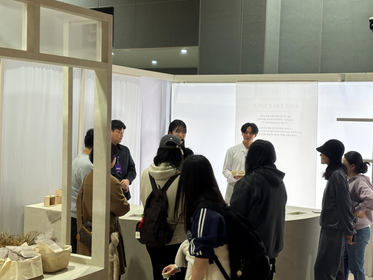 18일 코엑스 마곡 전시장에서 열린 컬리푸드페스타. '라이스 테이블'에서는 쌀 도슨트의 안내에 따라 다섯 가지 쌀 품종을 비교 시식하며 취향을 알아보는 체험이 진행됐다. /사진=하수민기자 