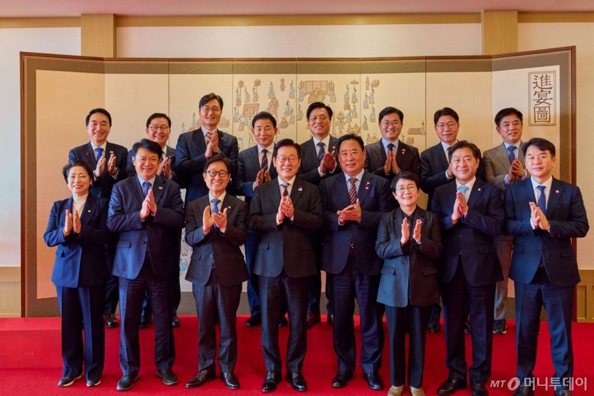 [서울=뉴시스] 최동준 기자 = 이재명 대통령이 18일 서울 용산 대통령실에서 열린 더불어민주당 대전-충남 국회의원 초청 오찬 간담회에서 참석자들과 기념촬영을 하고 있다. (사진=대통령실 제공) 2025.12.18. photo@newsis.com *재판매 및 DB 금지 /사진=