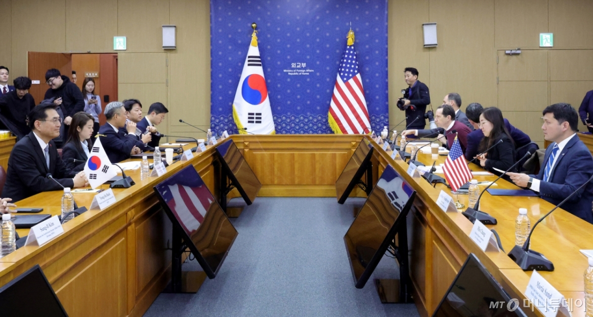 [서울=뉴시스] 추상철 기자 = 정연두(왼쪽) 외교부 외교전략정보본부장과 케빈 김 주한미국대사대리가 16일 오전 서울 종로구 정부서울청사 별관 외교부에서 열린 한미 정상회담 조인트 팩트시트(Joint Fact Sheet) 후속협의에 참석해 있다. (공동취재) 2025.12.16. photo@newsis.com 