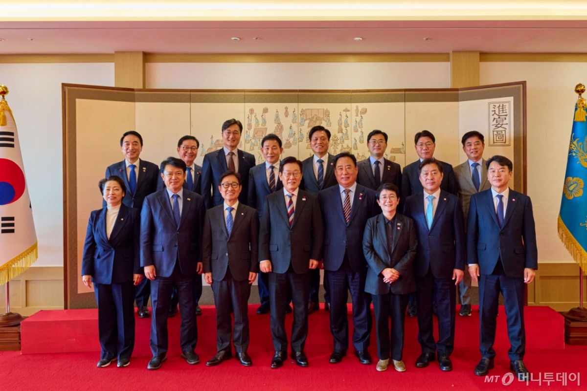 [서울=뉴시스] 최동준 기자 = 이재명 대통령이 18일 서울 용산 대통령실에서 열린 더불어민주당 대전-충남 국회의원 초청 오찬 간담회에서 참석자들과 기념촬영을 하고 있다. (사진=대통령실 제공) 2025.12.18. photo@newsis.com *재판매 및 DB 금지 /사진=