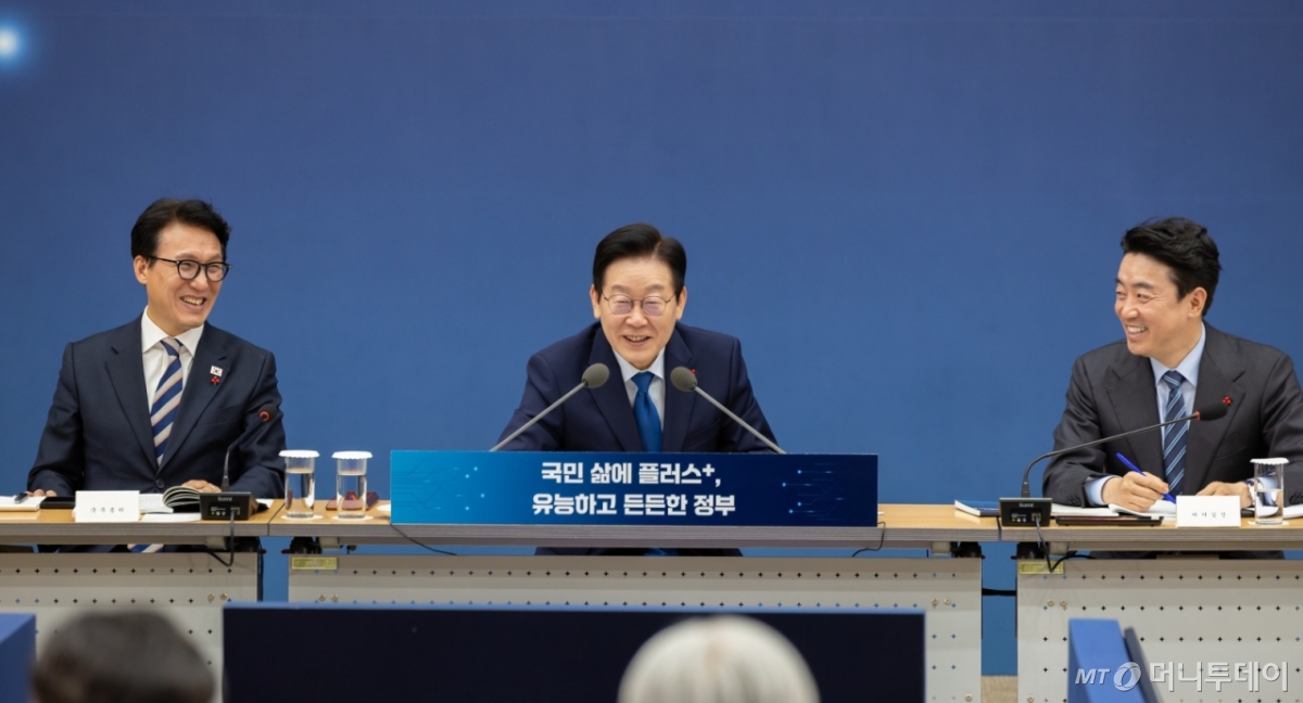 (서울=뉴스1) 허경 기자 = 이재명 대통령이 17일 세종시 정부세종컨벤션센터에서 열린 행정안전부(경찰청, 소방청)·인사혁신처 업무보고에서 발언하고 있다. (대통령실 제공. 재판매 및 DB 금지) 2025.12.17/뉴스1  Copyright © 뉴스1. All rights reserved. 무단 전재 및 재배포,  AI학습 이용 금지. /사진=(서울=뉴스1) 허경 기자