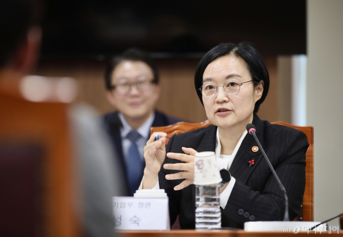 (서울=뉴스1) = 한성숙 중소벤처기업부 장관이 18일 서울 종로구 서울지방국세청에서 열린 'AI 중소·스타트업 성장 지원을 위한 MOU 체결식'에서 인사말을 하고 있다. (중소벤처기업부 제공. 재판매 및 DB 금지) 2025.12.18/뉴스1  Copyright © 뉴스1. All rights reserved. 무단 전재 및 재배포,  AI학습 이용 금지. /사진=(서울=뉴스1)