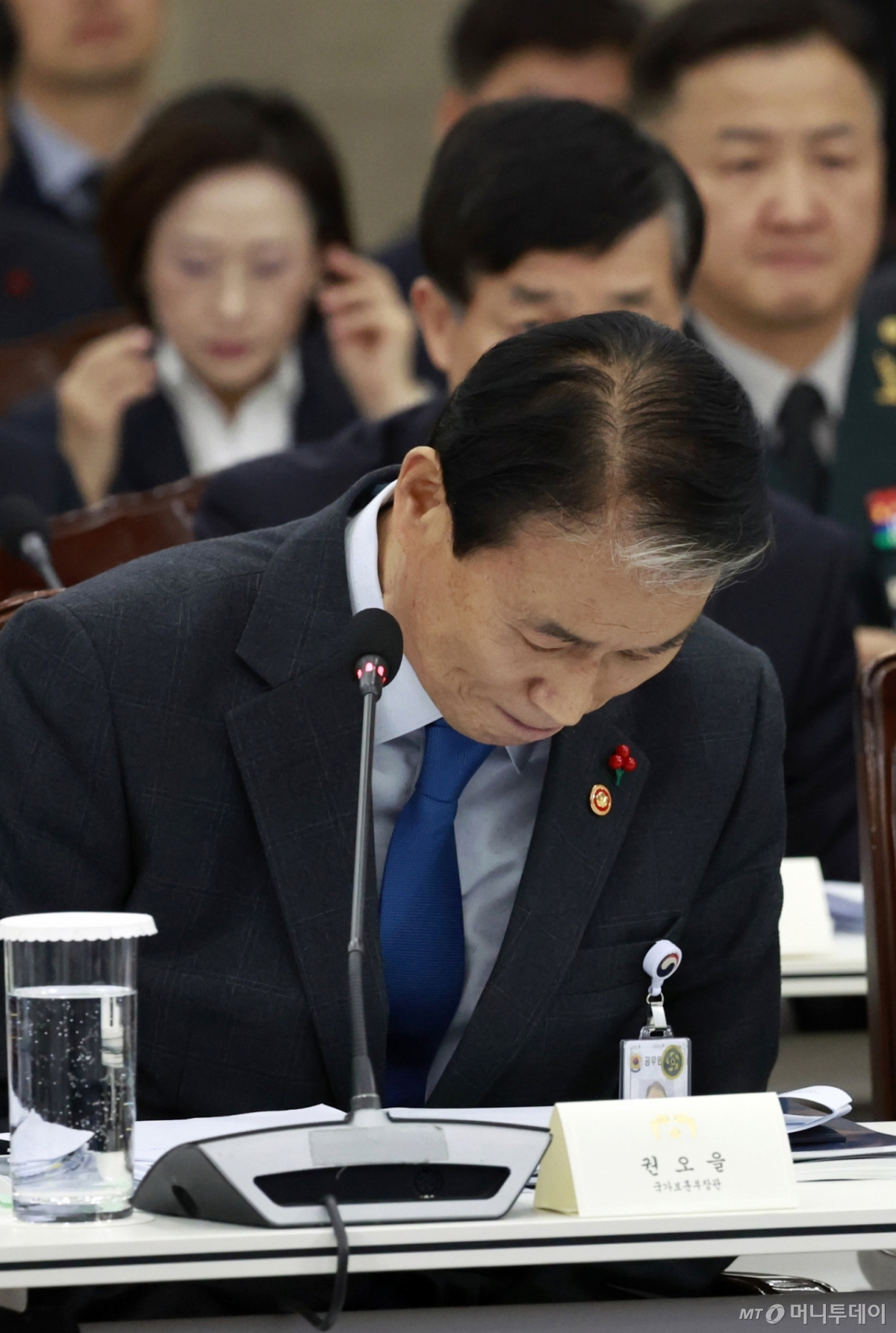 [서울=뉴시스] 최동준 기자 = 권오을 국가보훈부 장관이 18일 서울 용산구 국방부에서 열린 국방부·국가보훈부 업무보고에서 업무보고를 마친 뒤 인사하고 있다. 2025.12.18. photocdj@newsis.com /사진=최동준