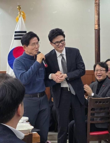 김문수 전 고용노동부 장관(왼쪽)이 17일 저녁 서울 관악구의 한 식당에서 한동훈 국민의힘 전 대표와 만나 손을 잡고 있다. /사진=한동훈 전 국민의힘 대표 인스타그램