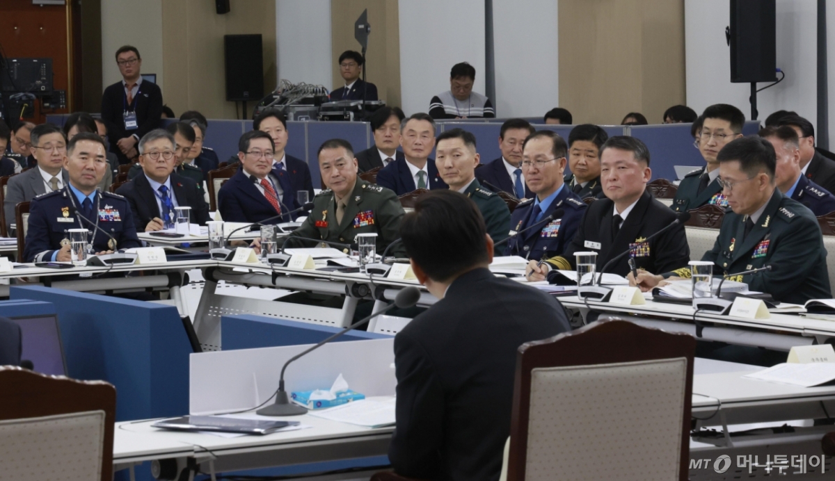 [서울=뉴시스] 최동준 기자 = 18일 서울 용산구 국방부에서 열린 국방부·국가보훈부 업무보고에서 군 장성들이 이재명 대통령의 발언을 듣고 있다. 이날 업무보고에는 진영승 합동참모의장, 김규하 육군참모총장, 강동길 해군참모총장, 손석락 공군참모총장, 주일석 해병대사령관 등이 참석했다. 2025.12.18. photocdj@newsis.com /사진=최동준
