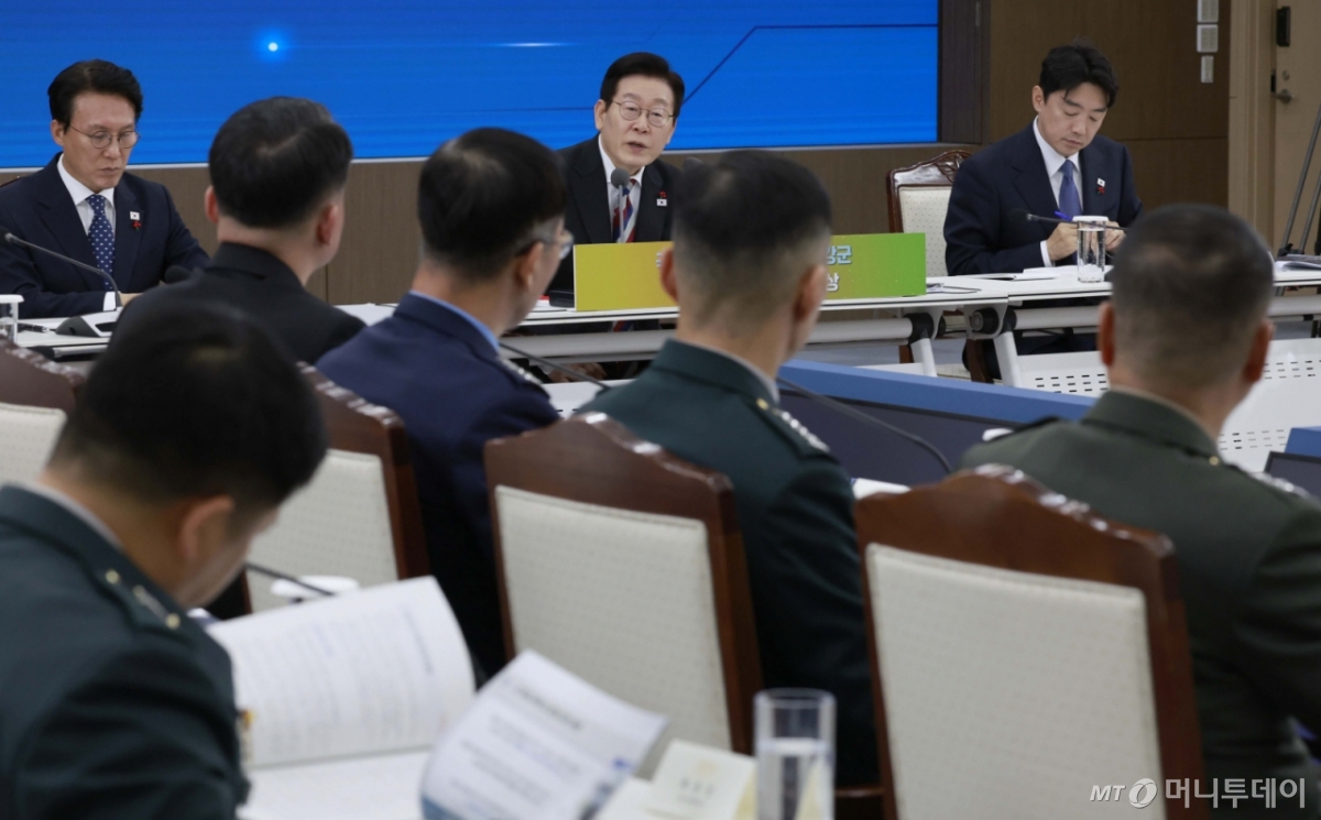 [서울=뉴시스] 최동준 기자 = 이재명 대통령이 18일 서울 용산구 국방부에서 열린 국방부·국가보훈부 업무보고에서 발언하고 있다. 2025.12.18. photocdj@newsis.com /사진=최동준