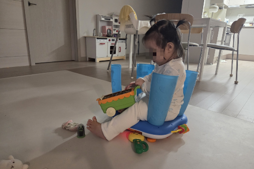 2~3주 전만 해도 이렇게 혼자서 잘 놀던 아이가 요새는 꼭 아빠한테 달라붙어 손을 휘두르거나 생떼를 부린다. /사진=최우영 기자